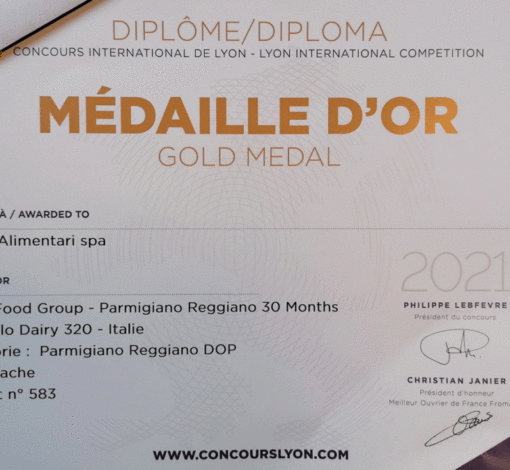 Der Parmigiano Reggiano von Cigarello gewinnt die Goldmedaille beim internationalen Wettbewerb in Lyon
