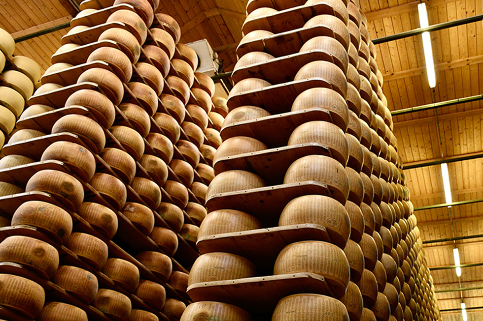 Ammodernamento tecnologico di processi produttivi per la lavorazione di formaggio Parmigiano Reggiano DOP certificato per l’esportazione nei mercati esteri